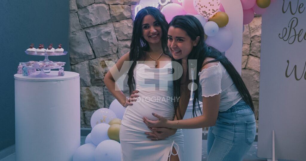 01-babyshower-event-pink-blue-yep-yepphotography Excited parents-to-be celebrating their baby's gender reveal, surrounded by festive pink and blue decorations or elements.