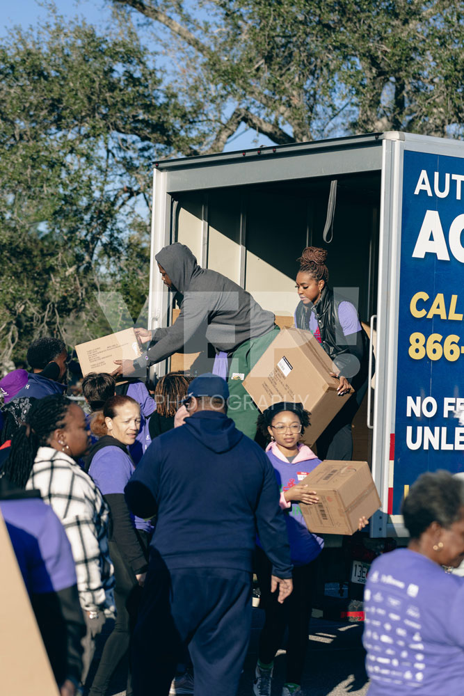 01-titusoneil-wwe-skanska-event-joyofgiving-yepphotography-yep-photography-gabrielsphotography-1 Yep-photography-children-receiving-presents-and-taking-photos-with-santa-claus-at-the-joy-of-giving-charity-event-spreading-holiday-cheer-and-kindness