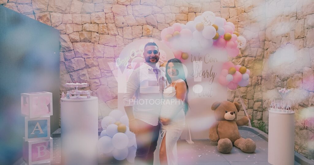 06-babyshower-event-pink-blue-yep-yepphotography Excited parents-to-be celebrating their baby's gender reveal, surrounded by festive pink and blue decorations or elements.