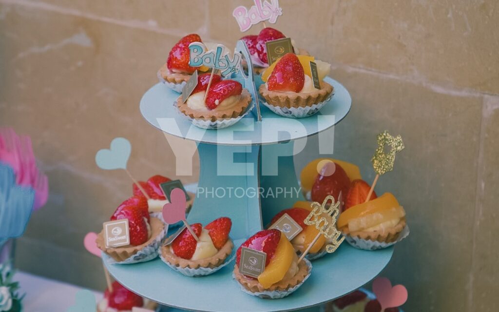 18-babyshower-event-pink-blue-yep-yepphotography Excited parents-to-be celebrating their baby's gender reveal, surrounded by festive pink and blue decorations or elements.
