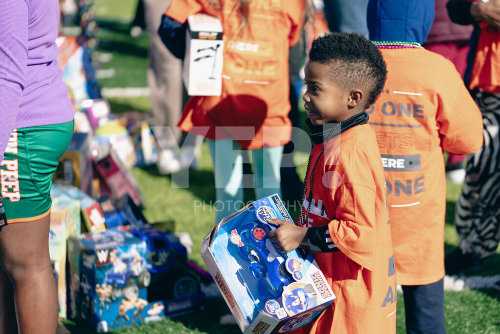 21-titusoneil-wwe-skanska-event-joyofgiving-yepphotography-yep-photography-gabrielsphotography Yep-photography-children-receiving-presents-and-taking-photos-with-santa-claus-at-the-joy-of-giving-charity-event-spreading-holiday-cheer-and-kindness